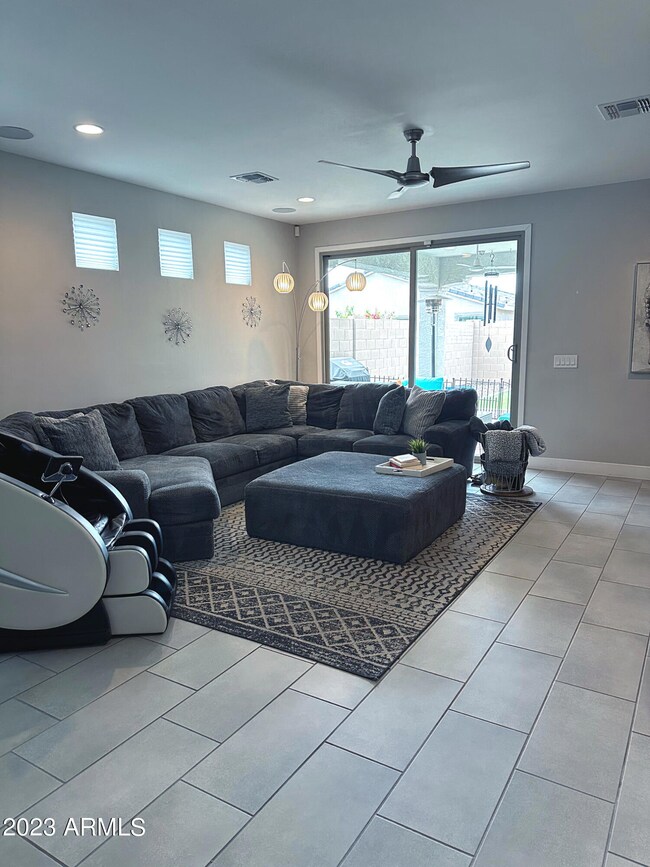 05-Int-FamilyRoom