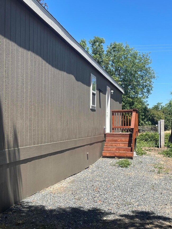 1055 N 5th St unit 16, Jacksonville, OR 97530 - photo 4