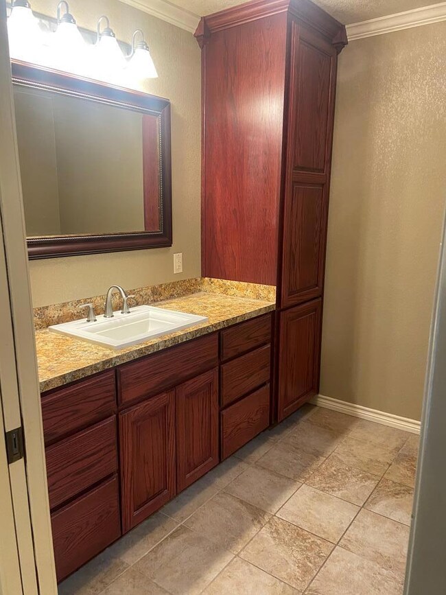 3913 Wickersham St, Bay City, TX 77414 - photo 5