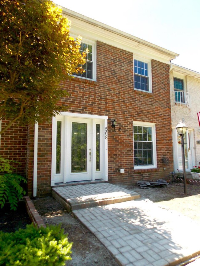 568 Dlyn St unit G10, Columbus, OH 43228 - photo 2