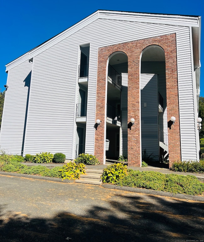 81 Coalpit Hill Rd unit B, Danbury, CT 06810 - photo 2