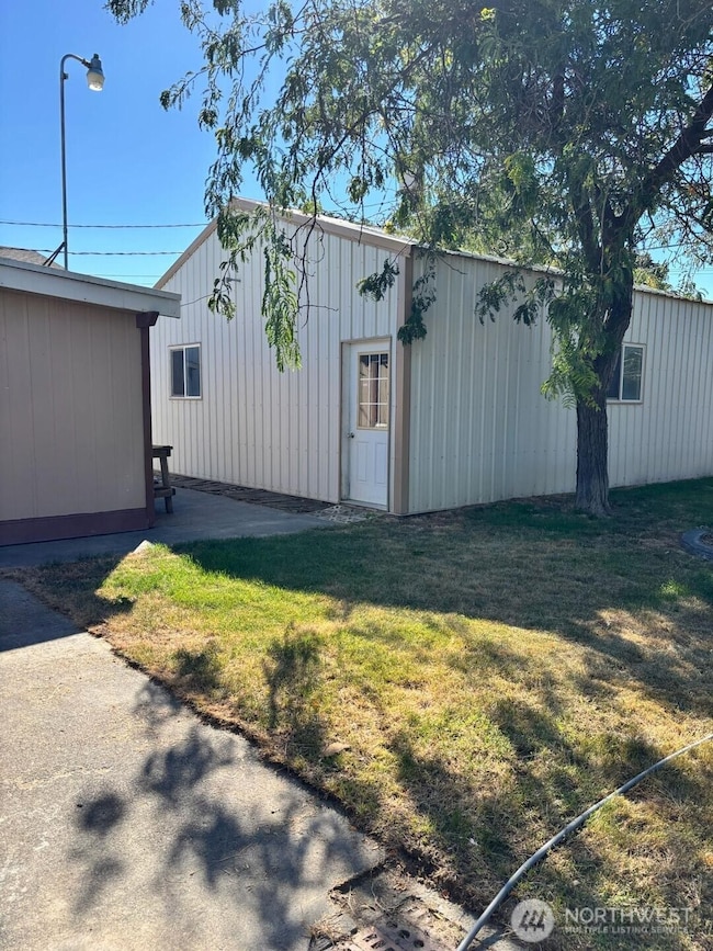 1138 W Columbia Ave, Moses Lake, WA 98837 - photo 3