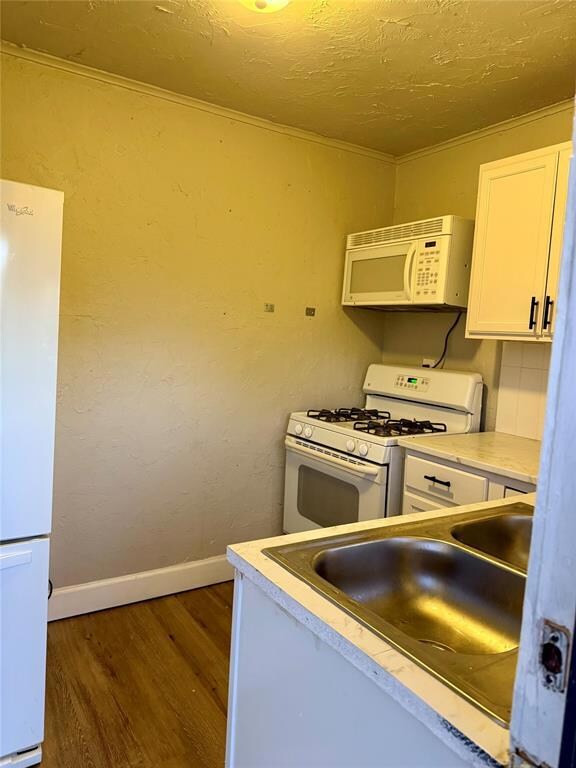 611 W Cherry St, Okemah, OK 74859 - photo 5