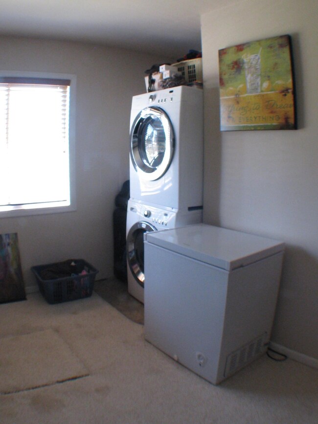 Laundry Room in old bedroom<|><|>