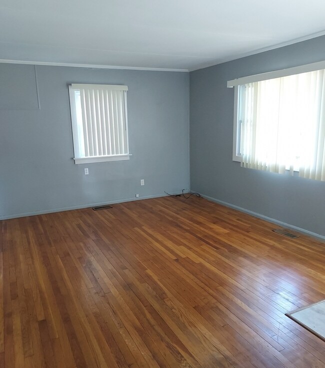 702 E Daggy St, Tuscola, IL 61953 - photo 2