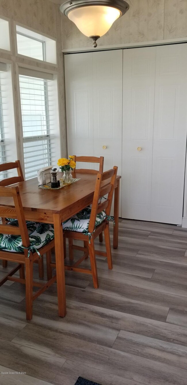 breakfast nook photo 3
