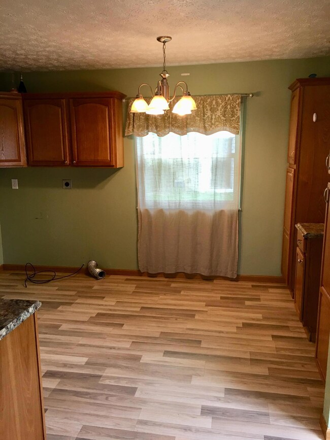 2956 Reynard Rd, Columbus, OH 43232 - photo 5