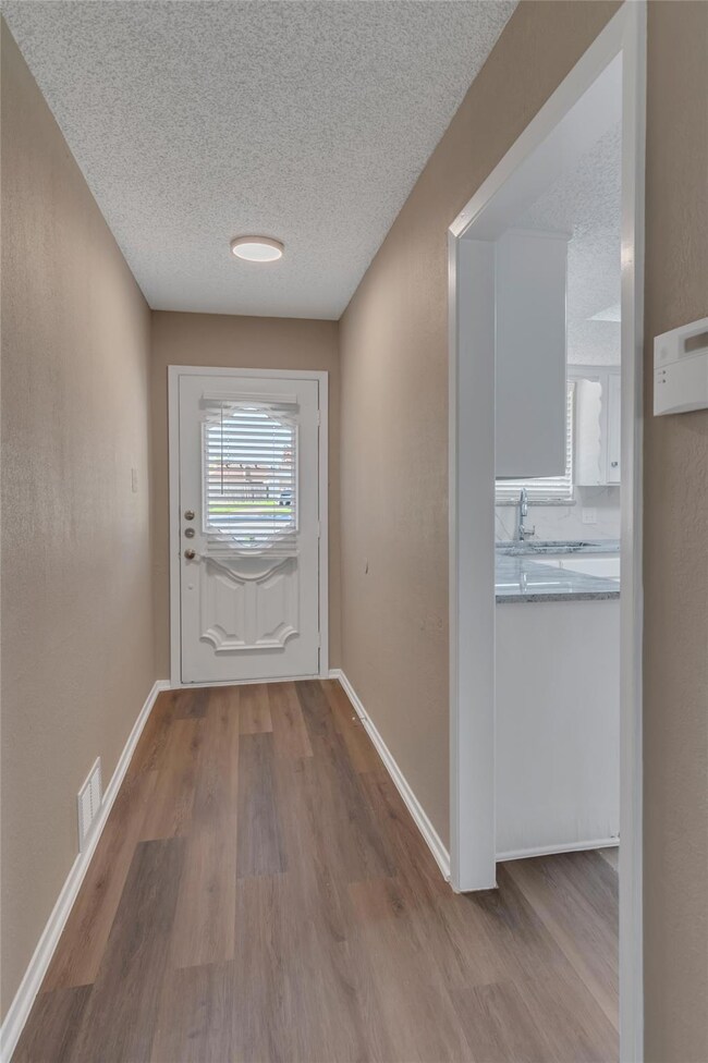 5718 Crestwood Cir E, North Richland Hills, TX 76180 - photo 7