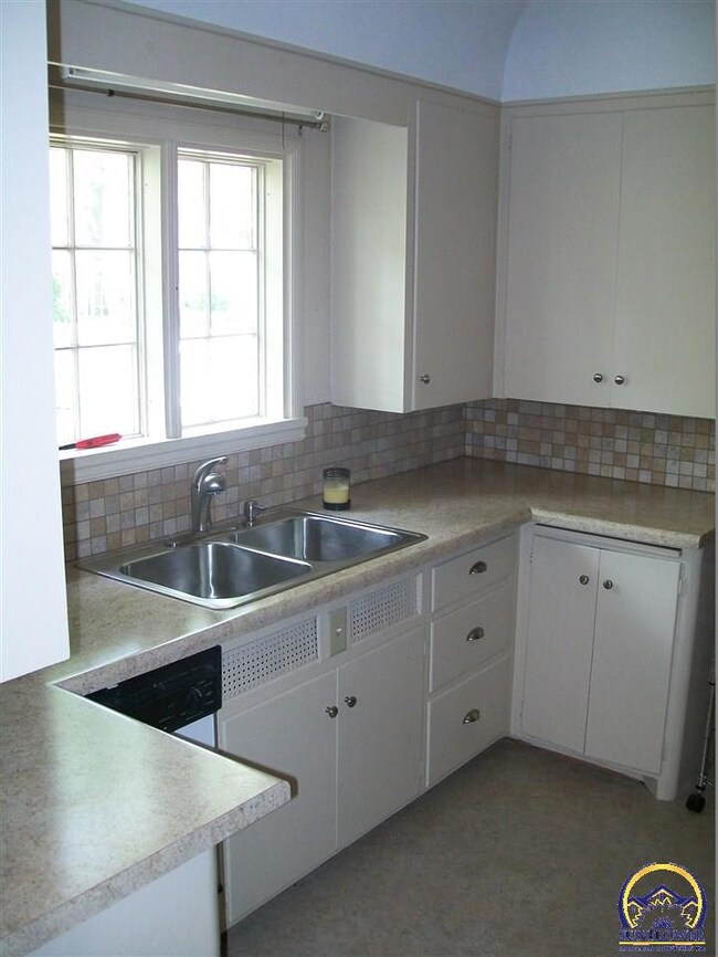 1843 SW Pembroke Ln, Topeka, KS 66604 - photo 4