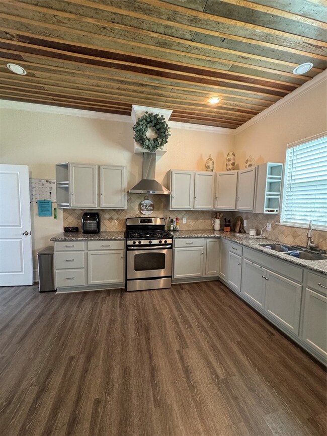 Great size kitchen that has ample storage for you