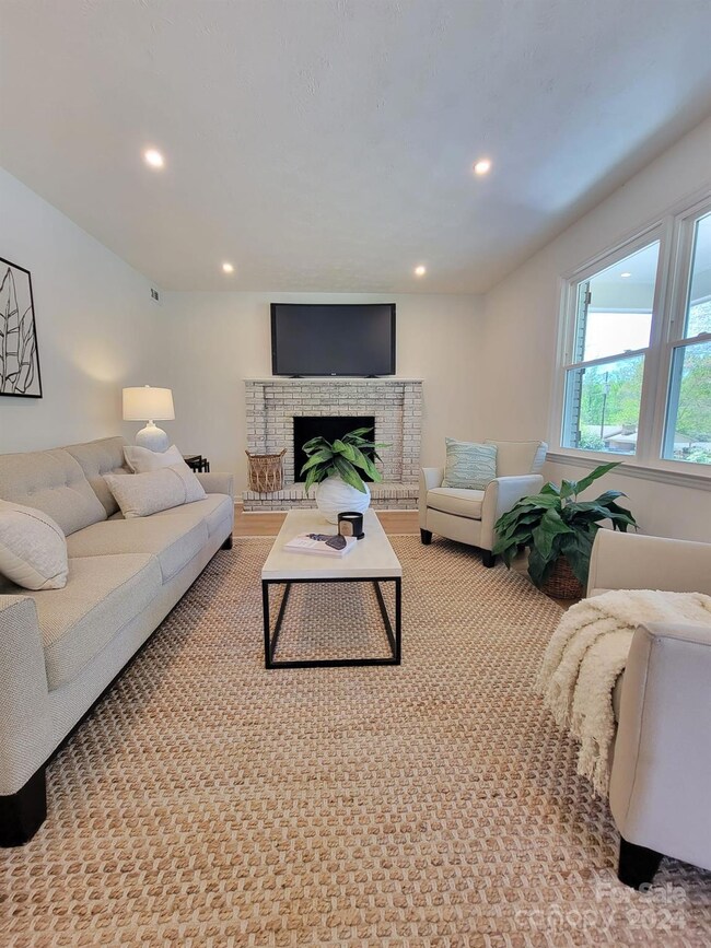 151 Atwood Dr, Hendersonville, NC 28792 - photo 4