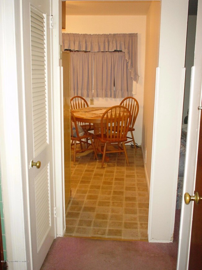 416 Riverdale 5.JPG