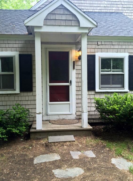 Front entry to kitchen