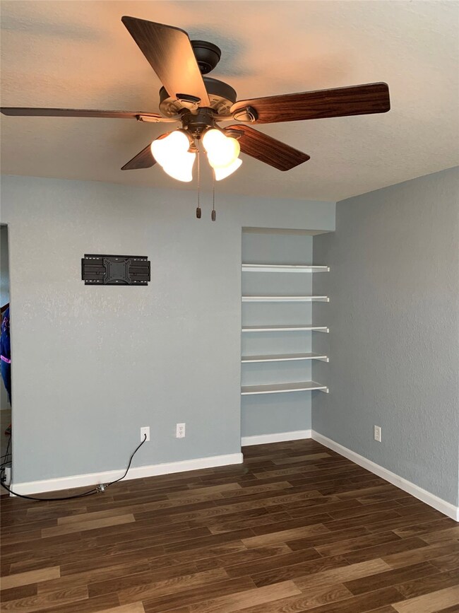 9913 Kingfisher Dr, Conroe, TX 77385 - photo 5