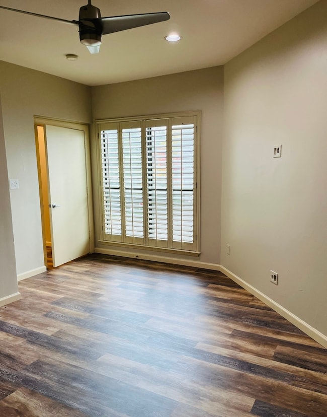 1st floor bedroom and with private bathroom (dual vanities, separate shower and bathtub plus a spacious walk-in closet.