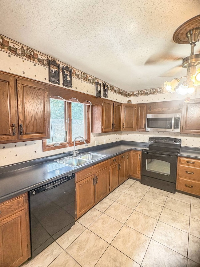 809 N 10th St, Monmouth, IL 61462 - photo 7