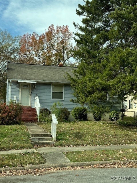 View of front facade with a front yard