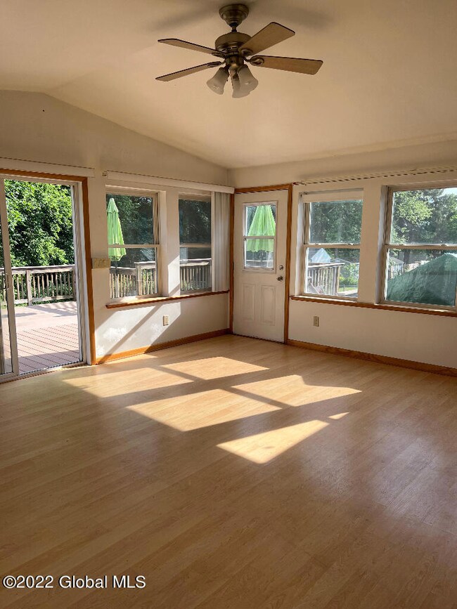 14 Chestnut Ct, Rensselaer, NY 12144 - photo 2