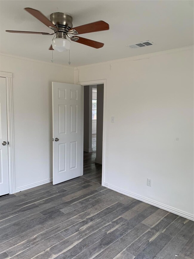 1038 SW 3rd St, Grand Prairie, TX 75051 - photo 5