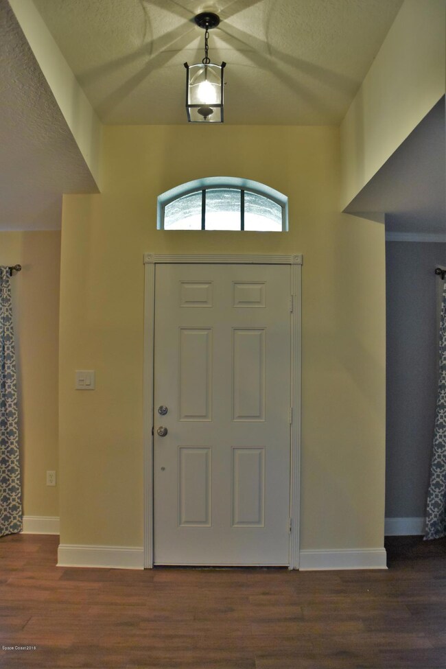 Foyer Entry With Vaulted Ceilings!