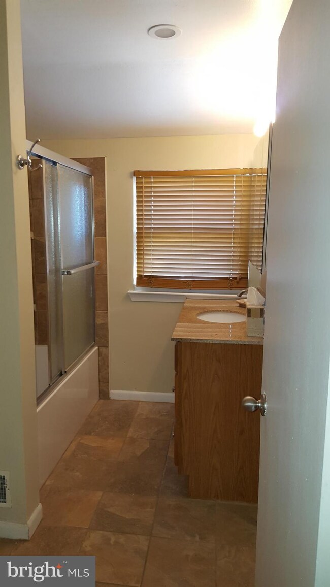 620 Queensgate Rd, Baltimore, MD 21229 - photo 7