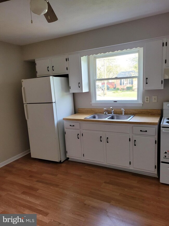 305 Crim Dr, Strasburg, VA 22657 - photo 3