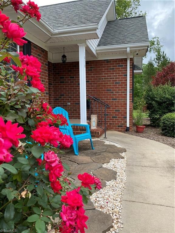 1070 E Chamberlin Dr, Asheboro, NC 27205 - photo 3