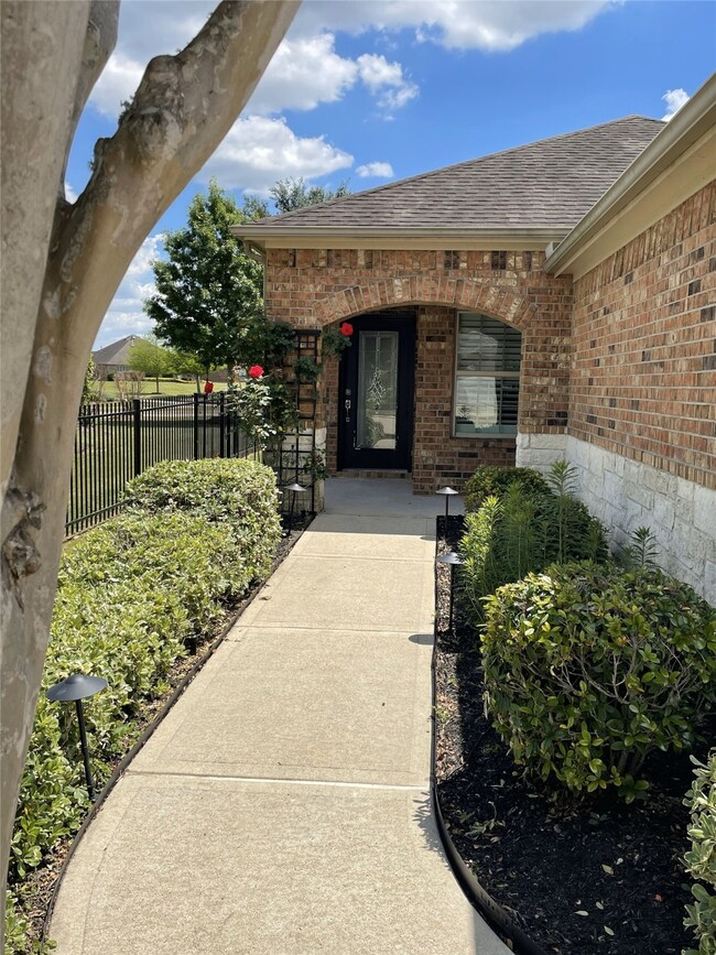 411 Larkspur Ln, Richmond, TX 77469 - photo 2