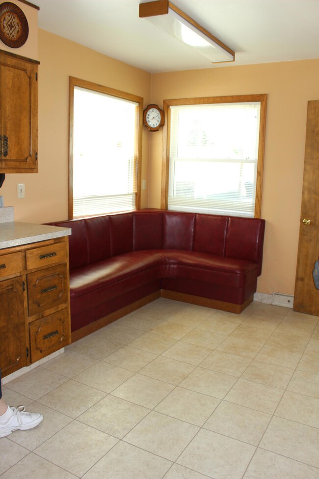 Dining area in kitchen<|><|>
