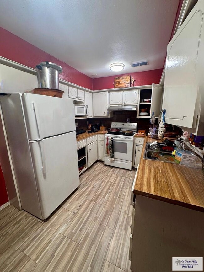 1306 S B St, Harlingen, TX 78550 - photo 5