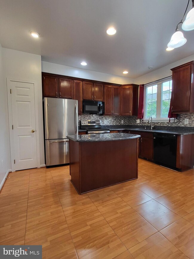 42595 Pine Forest Dr, Chantilly, VA 20152 - photo 4