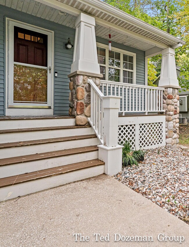 271N.Division04Lores
