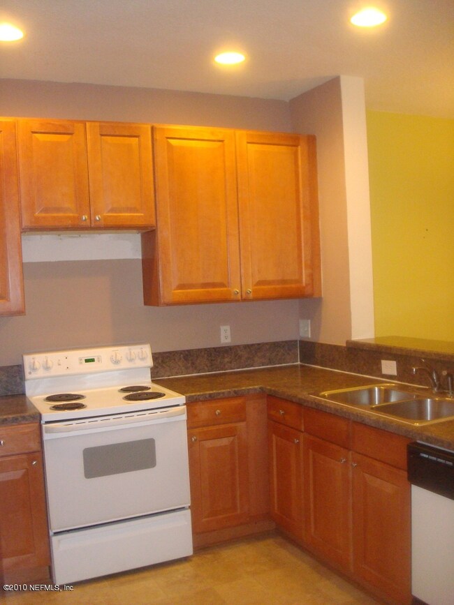 2392 Sunset Bluff Dr, Jacksonville, FL 32216 - photo 4