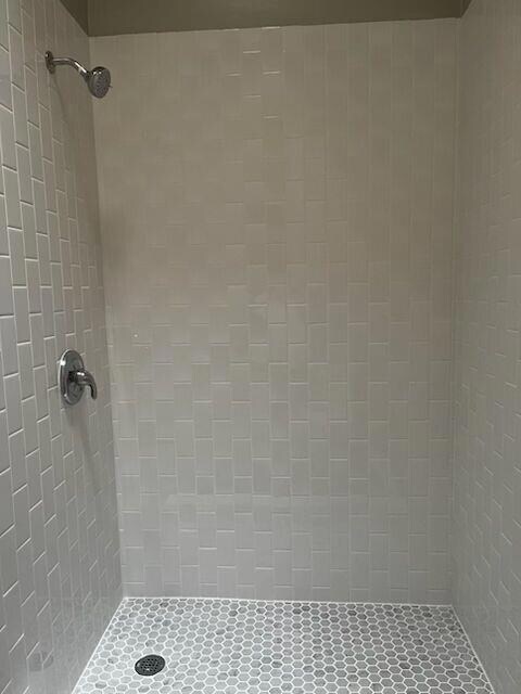 Bathroom featuring a tile shower