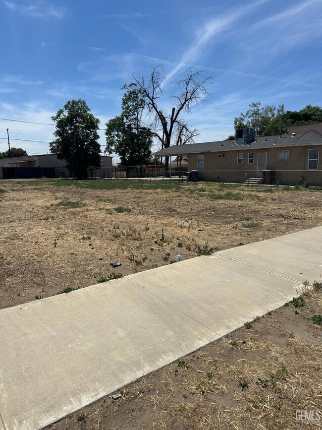 821 Kentucky St unit 823, Bakersfield, CA 93305 - photo 3