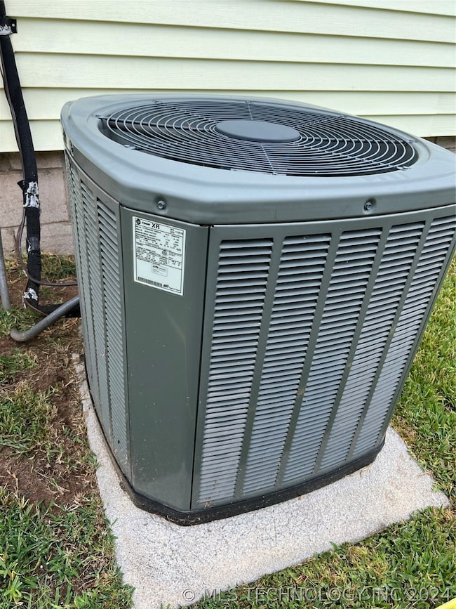 Outside unit/Trane
