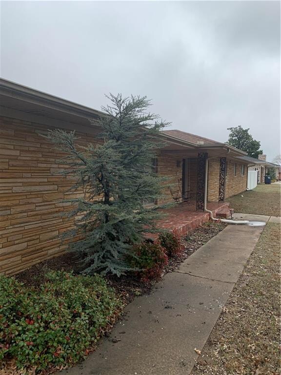 204 E Elizabeth St, Shawnee, OK 74804 - photo 3