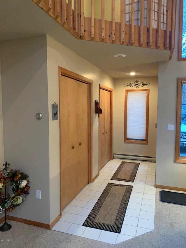 806 E Spur Ct, Hawley, PA 18428 - photo 4