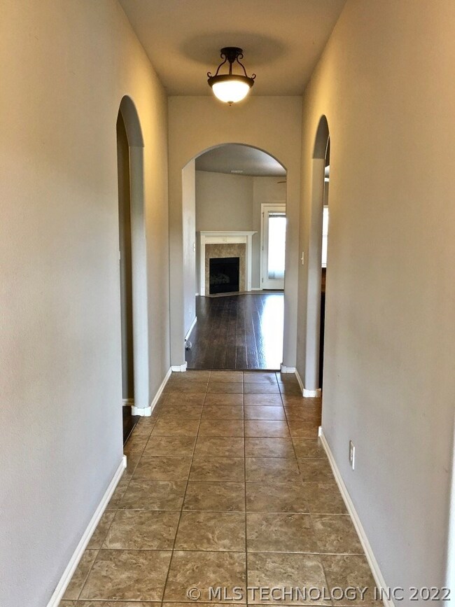 8945 S 255th East Ave, Broken Arrow, OK 74014 - photo 3