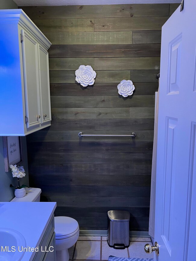 302 creston ct hall bath