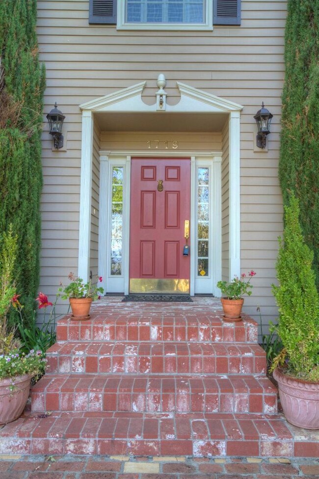 1719 NE Hillcrest Ln, Grants Pass, OR 97526 - photo 2