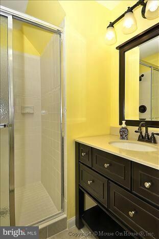 13322 Foxhole Dr, Fairfax, VA 22033 - photo 3