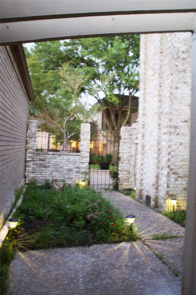 9665 Longmont Dr, Houston, TX 77063 - photo 2