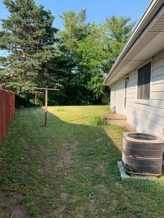 2424 Sycamore Ln, West Lafayette, IN 47906 - photo 2