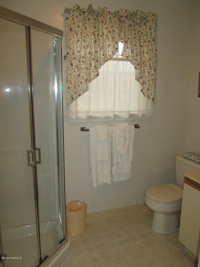 812- 2nd floor bath