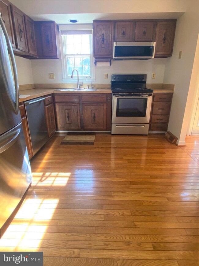 622 Falmouth Ct, Sykesville, MD 21784 - photo 2