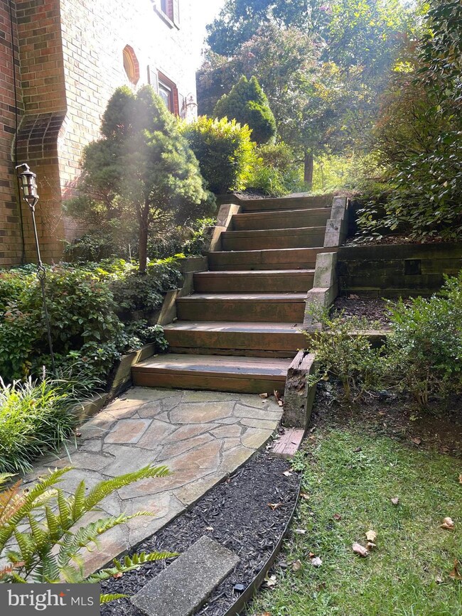 11555 Pine Cone Ct, Reston, VA 20191 - photo 2