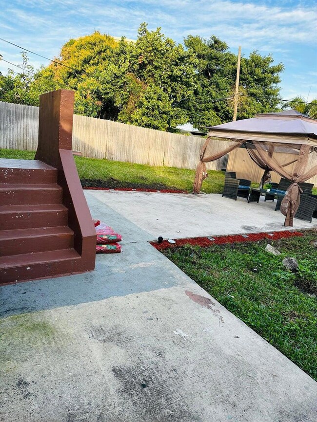 833 Briggs St, West Palm Beach, FL 33405 - photo 5