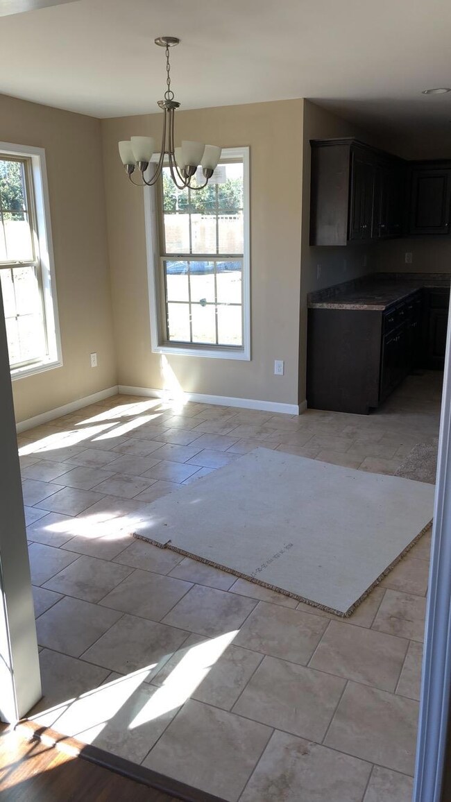 Open concept dinning leading into kitchen