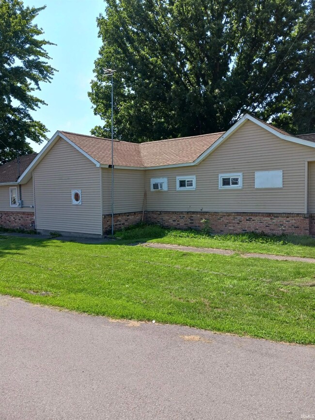 301 S Franklin St, Mentone, IN 46539 - photo 2